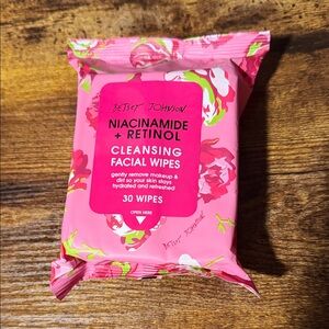 Betsey Johnson Niacinamide + Retinol Cleansing Wipes - Pink Floral